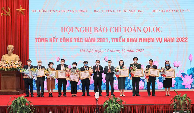 Báo Nhân Dân điện tử cùng các đơn vị nhận bằng khen của ban Tuyên giáo Trung ương vì đã có thành tích xuất sắc trong thông tin, tuyên truyền thực hiện nhiệm vụ chính trị năm 2021. (Ảnh: Thành Đạt) 
