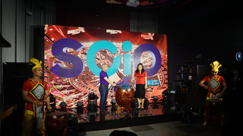 Ông Nguyễn Bá Luân, TGĐ TNH Hotels & Reeorts và bà Vũ Thị Hoài Phương, Phó Giám đốc Sở Văn hóa, Thể thao và Du lịch tỉnh Phú Thọ thực hiện nghi thức đánh trống khai trương SOJO Hotels Viet Tri. 