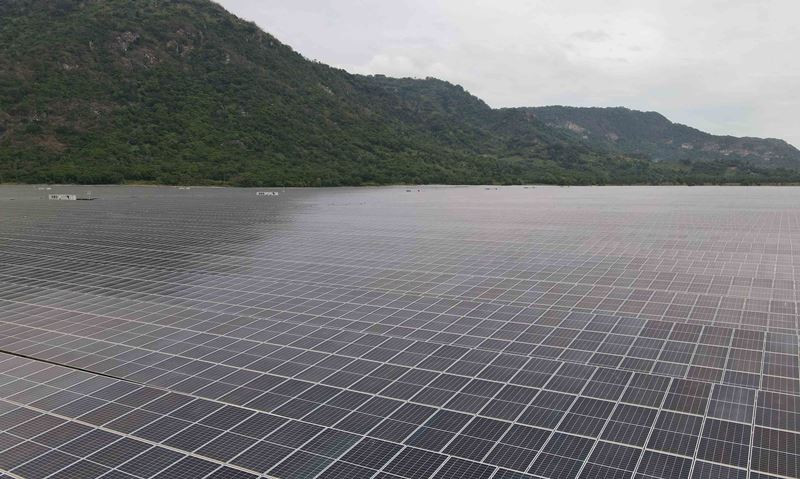 Cánh đồng “pin” năng lượng mặt trời “khổng lồ” dưới chân Núi Cấm của Sao Mai – An Giang.