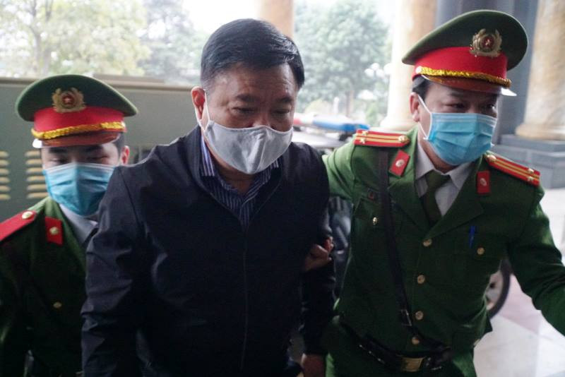 Công an dẫn giải bị cáo Đinh La Thăng vào khu vực xét xử.
