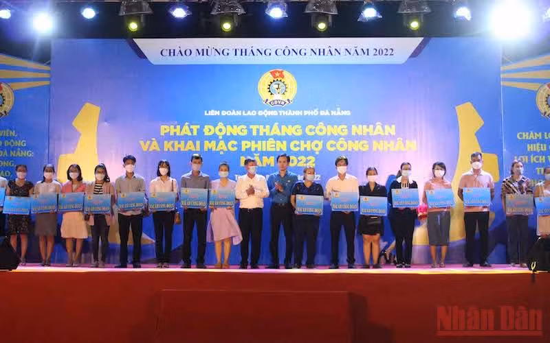 Trao tặng “Mái ấm Công đoàn”.