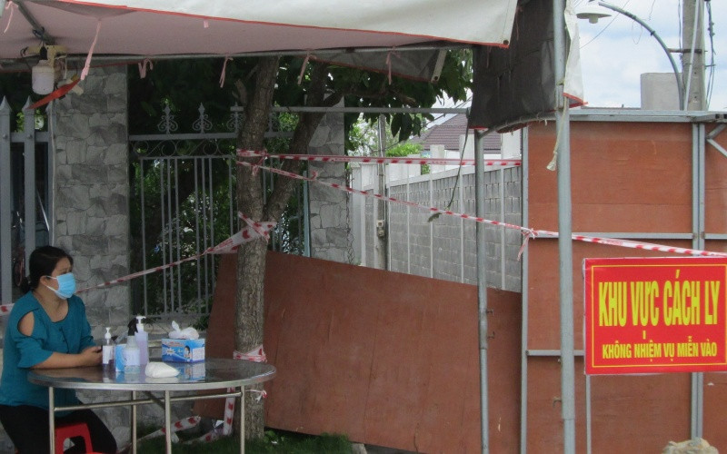 Phong tỏa khu vực nhà anh D. tại xã Lợi Bình Nhơn với quy mô là 125 nhân khẩu đang sinh sống tại 34 hộ.