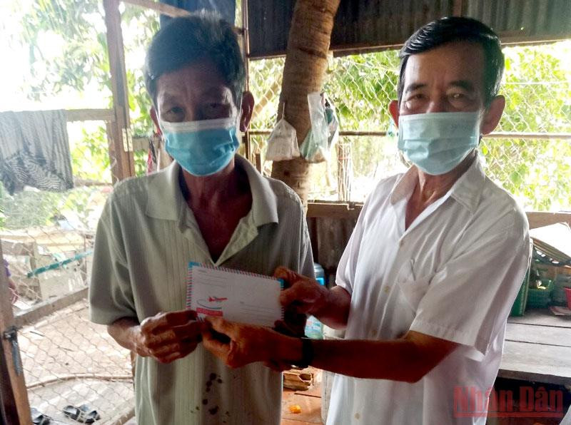 Trao tiền hỗ trợ cho người bán vé số lưu động ở xã Thạnh Qưới, huyện Vĩnh Thạnh, TP Cần Thơ.