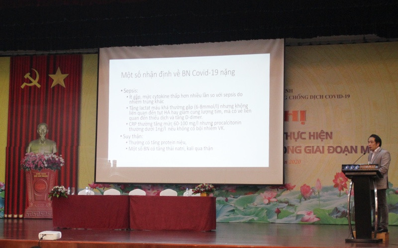  BS Chuyên khoa II Nguyễn Trung Cấp, Phó Giám đốc Bệnh viện Bệnh nhiệt đới T.Ư trao đổi kinh nghiệm trong tiếp nhận, điều trị người bệnh Covid-19 nặng.