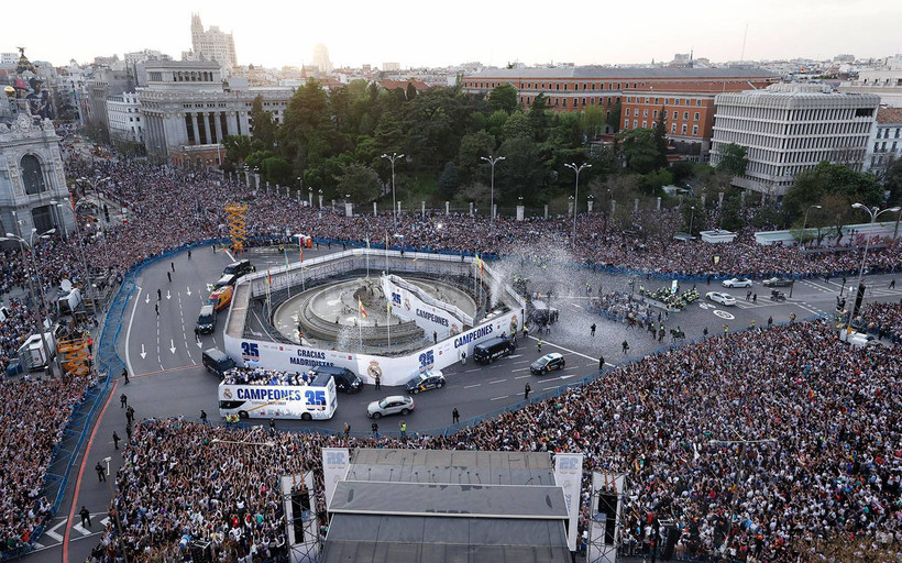 “Biển người” đã chờ đợi và chào đón nhà vô địch Real ở Quảng trường Cibeles. (Ảnh: realmadrid)