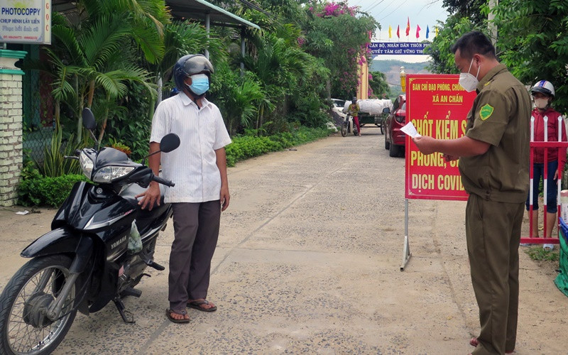 Tổ chức kiểm soát ra vào và cung ứng hàng hóa cần thiết cho khu vực phong tỏa xã An Chấn, huyện Tuy An, Phú Yên.