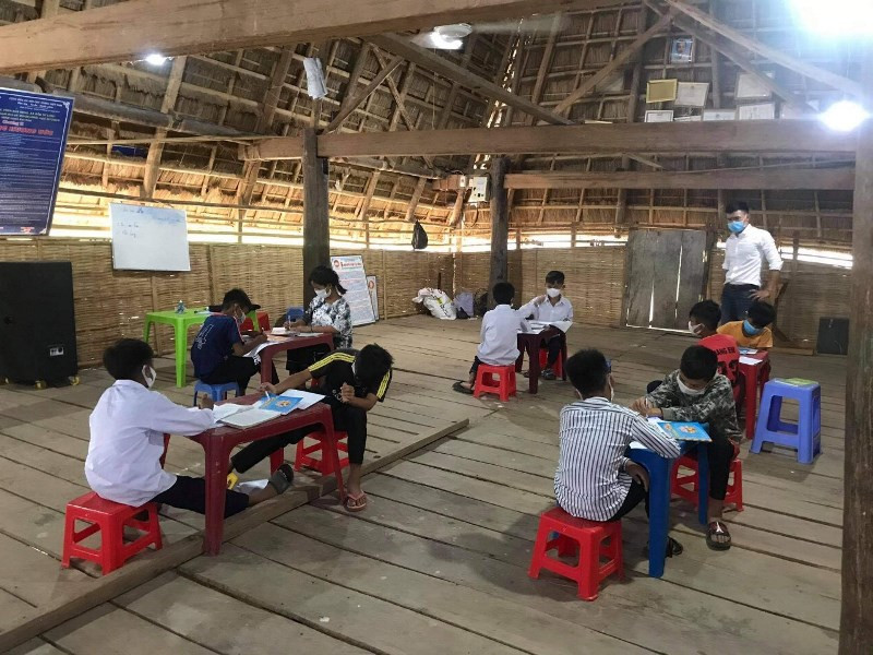 Ngành giáo dục Kon Tum linh hoạt tổ chức nhóm học trực tiếp tại nhà rông của làng cho các em học sinh không có điều kiện học trực tuyến.