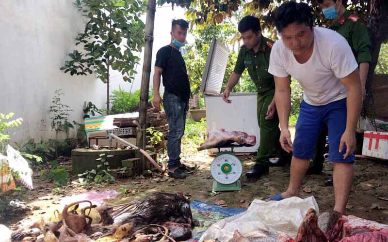 Ông Thành (áo trắng) cùng tang vật vụ việc tại thời điểm lực lượng chức năng kiểm tra phát hiện.