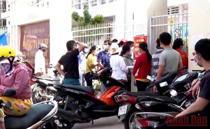 Tụ tập đông người tại điểm tiêm vaccine phòng Covid-19 ở Trung tâm Y tế TP Phan Thiết, ngày 19/8.