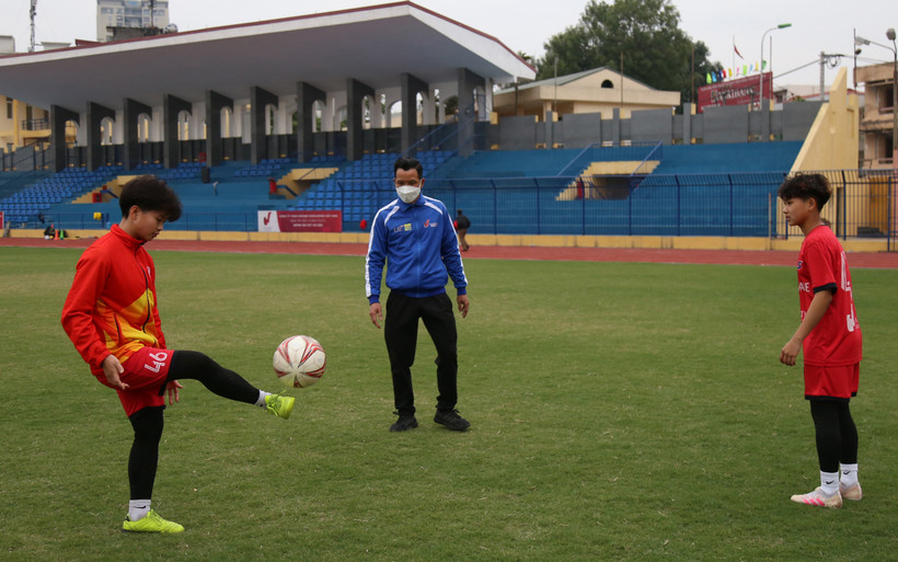 Thầy Nguyễn Tiến Minh và các cầu thủ đội U14 Hà Nội.