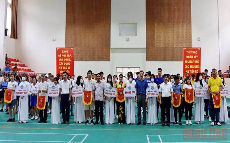 Ban Tổ chức trao cờ lưu niệm cho các vận động viên tham gia Hội thi.