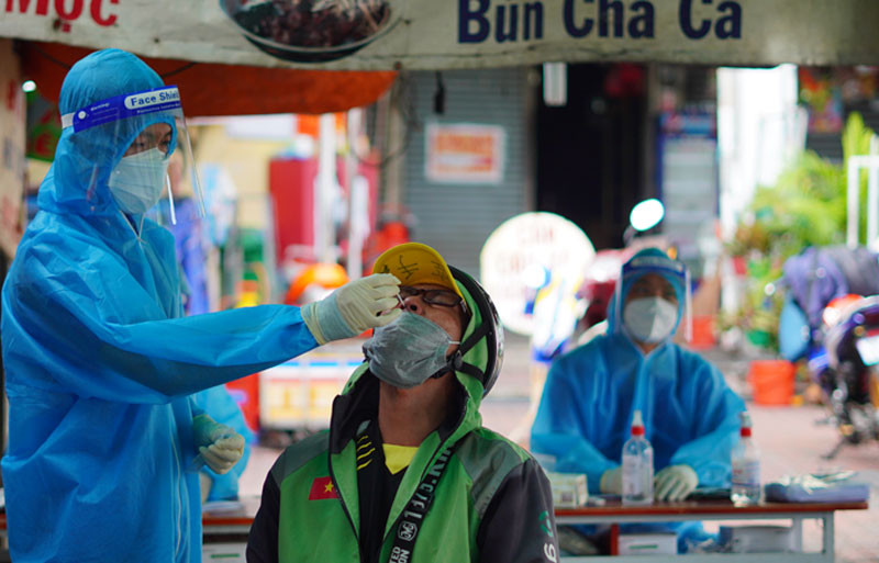 Gojek tổ chức xét nghiệm nhanh Covid-19 cho các shipper.