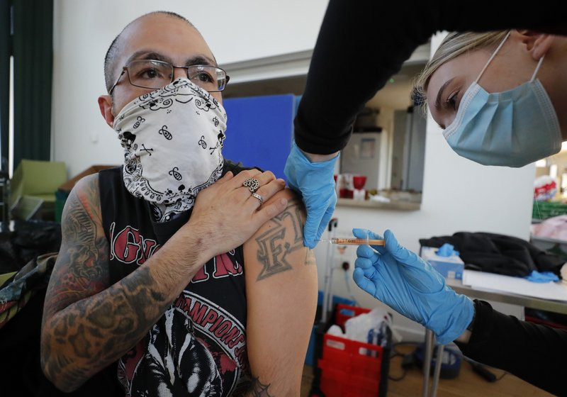 Ngày 5-2, Cơ quan Y tế Anh (NHS) đã bắt đầu tiêm chủng cho những người vô gia cư dễ bị tổn thương. Ảnh AP.