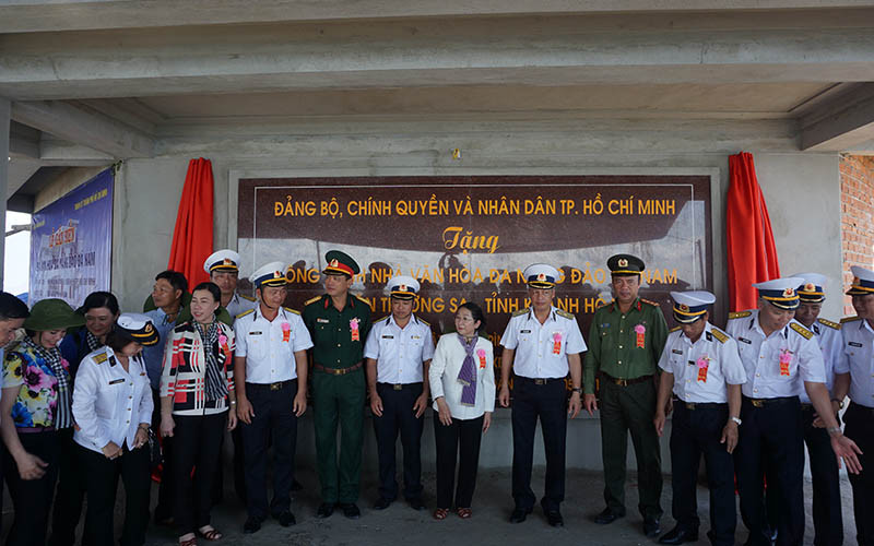 Đoàn đại biểu TP Hồ Chí Minh đến thăm và trao quà các chiến sĩ trên đảo Cô Lin thuộc quần đảo Trường Sa (Khánh Hòa).