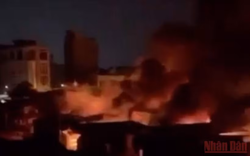 20 giờ 30 phút, đám cháy tại chợ Ninh Hiệp vẫn chưa được khống chế hoàn toàn.