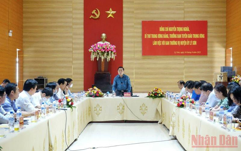 Đồng chí Nguyễn Trọng Nghĩa làm việc với Ban Thường vụ Huyện ủy Lý Sơn (Quảng Ngãi).