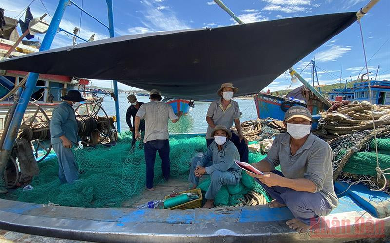 Chủ tàu QNg 94334 Phạm Văn Thơm mong muốn cách ly tại tàu vì không có khả năng lo chi phí cách ly cho anh em bạn thuyền.