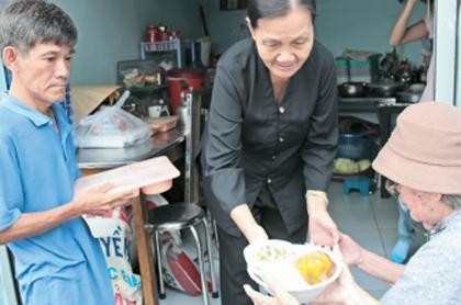 Bà Nguyễn Thị Phương phát cơm từ thiện cho những người có hoàn cảnh khó khăn.