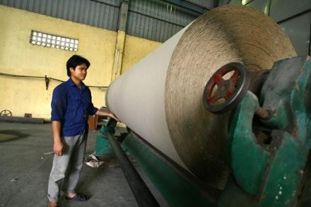 Có cụm công nghiệp tập trung, các doanh nghiệp giấy Phong Khê có điều kiện trang bị thiết bị mới để tăng sản lương.