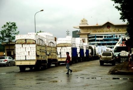 Xe chở vải xếp hàng từ sáng sớm để qua cầu Hồ Kiều sang chợ Hà Khẩu (TQ)