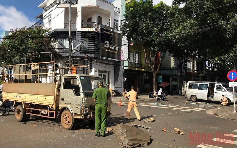 Hiện trường vụ tai nạn làm 4 người trên xe khách bị thương.