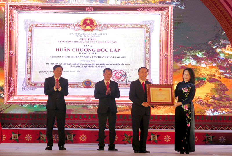 Thừa ủy quyền của Chủ tịch nước, đồng chí Lâm Thị Phương Thanh, Ủy viên T.Ư Đảng, Bí thư Tỉnh ủy Lạng Sơn trao Huân chương Độc lập hạng Nhất cho lãnh đạo Thành ủy, HĐND, UBND TP Lạng Sơn.