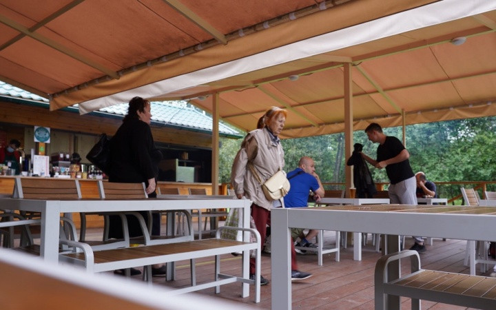 Khách đã trở lại tại một quán ăn ngoài trời, trong công viên Kolomenskoye ở Moscow. (Ảnh: Thanh Thể)