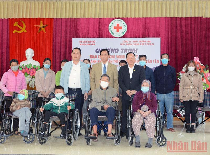 Trao xe lăn cho người khuyết tật huyện Văn Yên (Yên Bái).