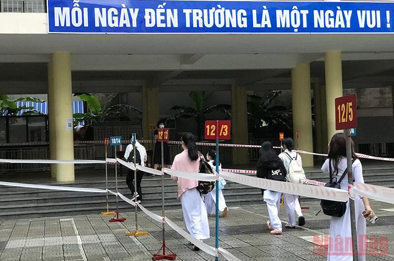 Học sinh lớp 12 Trường THPT Trần Phú đến trường sáng 22/11.