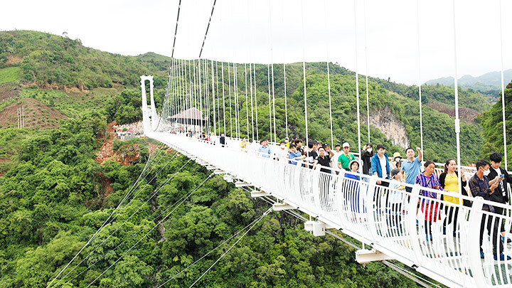 Rồng trắng uốn mình bên núi Mường Sang