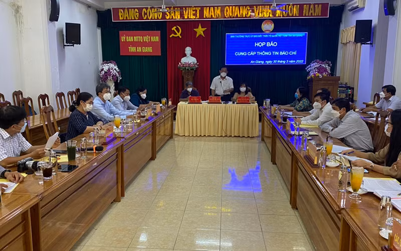 Quang cảnh buổi họp báo.