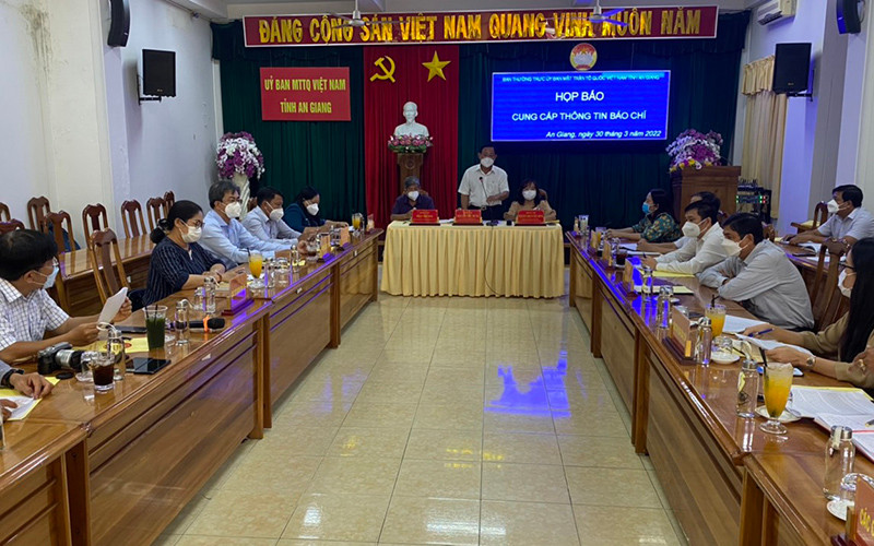 Quang cảnh buổi họp báo.