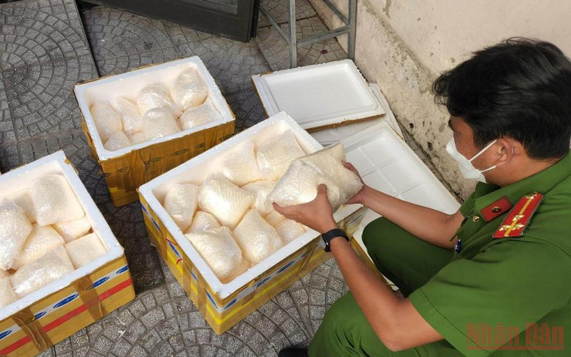 Kho kem trộn bị lực lượng chức năng phát hiện.