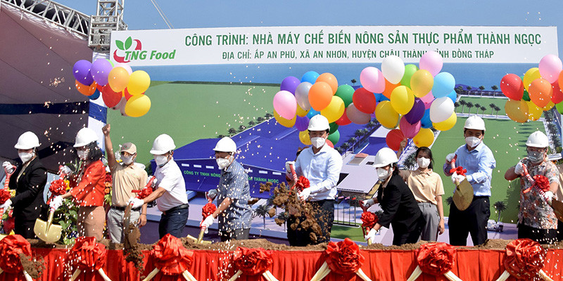 Bí thư Tỉnh ủy Đồng Tháp Lê Quốc Phong, Chủ tịch Ủy ban nhân dân tỉnh Phạm Thiện Nghĩa cùng thực hiện nghi thức khởi công dự án nhà máy.