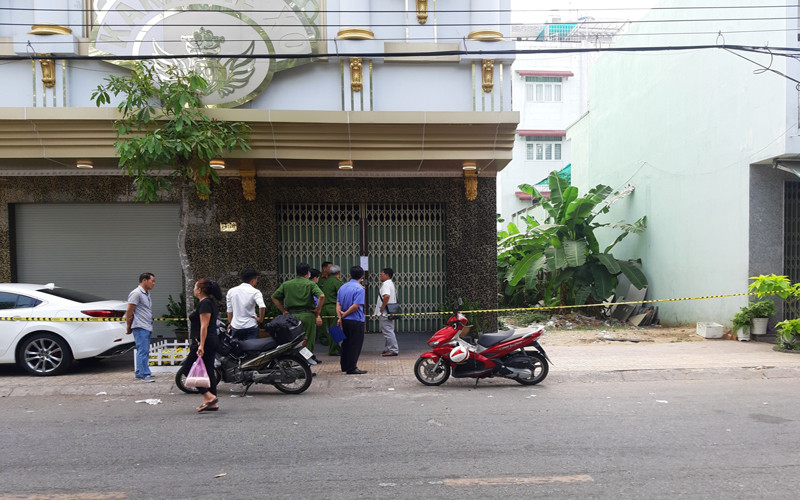 Ngành chức năng khám nghiệm hiện trường sáng cùng ngày.