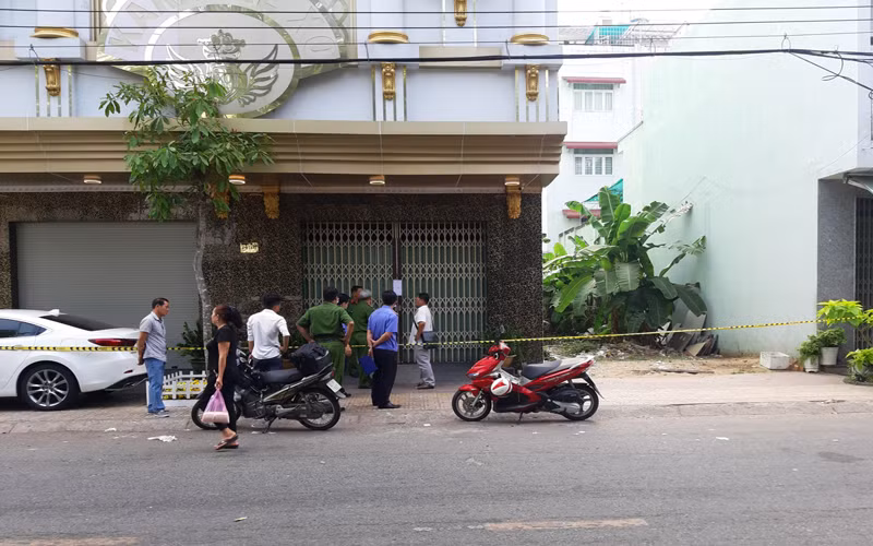 Ngành chức năng khám nghiệm hiện trường sáng cùng ngày.