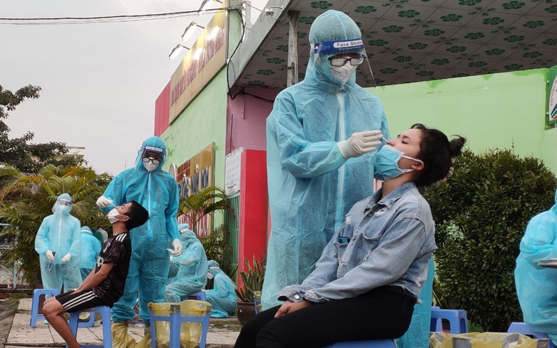 Lấy mẫu xét nghiệm để bóc tách F0 ra khỏi cộng đồng tại phường An Phú.