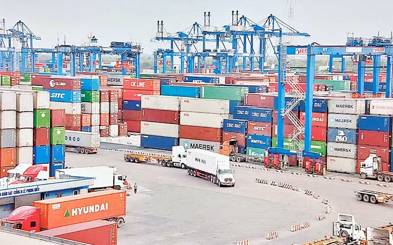 Việc thu phí cảng biển tự động không dùng tiền mặt sẽ không gây ách tắc hàng hóa tại các cảng biển trên địa bàn thành phố Hồ Chí Minh. Trong ảnh: Vận chuyển hàng hóa tại Cảng Cát Lái, thành phố Thủ Ðức. 