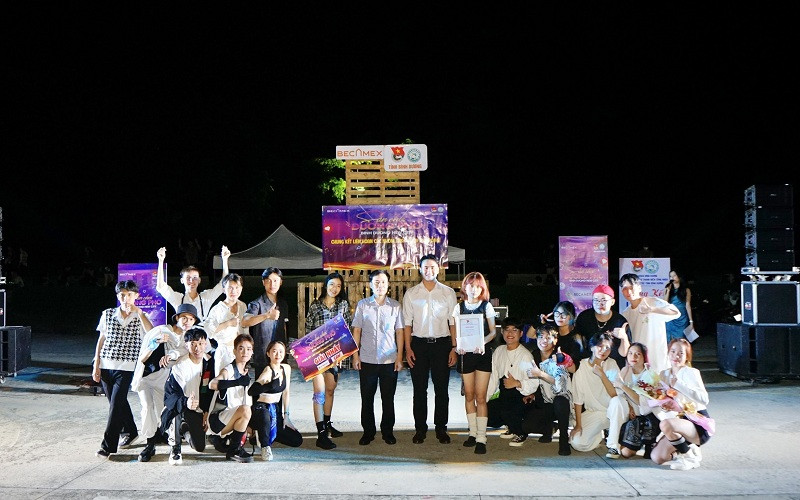 Ban Tổ chức đã trao giải Nhất cho Nhóm Sailing 36 Dance Team. 