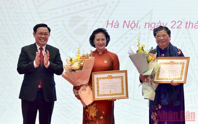 Chủ tịch Quốc hội Vương Đình Huệ trao Huy hiệu 40 năm tuổi Đảng cho nguyên Chủ tịch Quốc hội Nguyễn Thị Kim Ngân và nguyên Phó Chủ tịch Thường trực Quốc hội Tòng Thị Phóng. (Ảnh: DUY LINH)