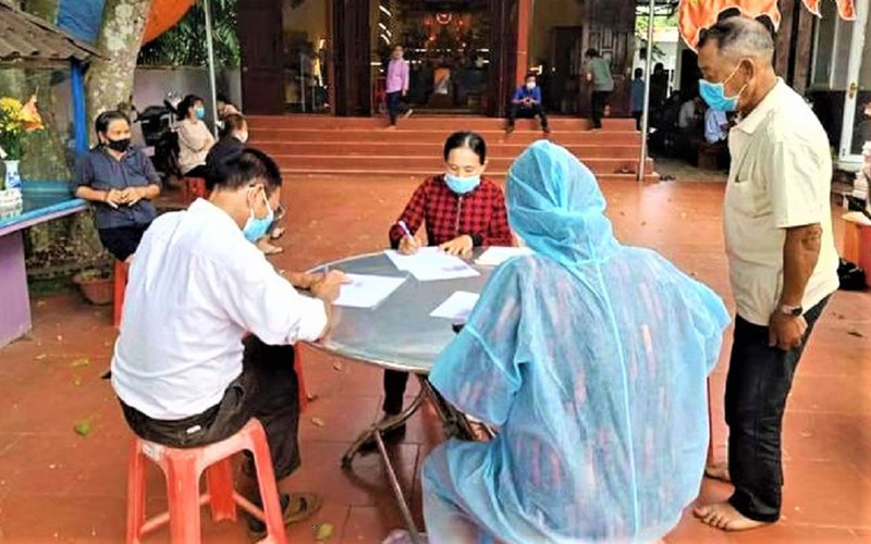 Đoàn kiểm tra lập biên bản về việc tụ tập đông người để cúng bái tại xã Ea Na, huyện Krông Ana.