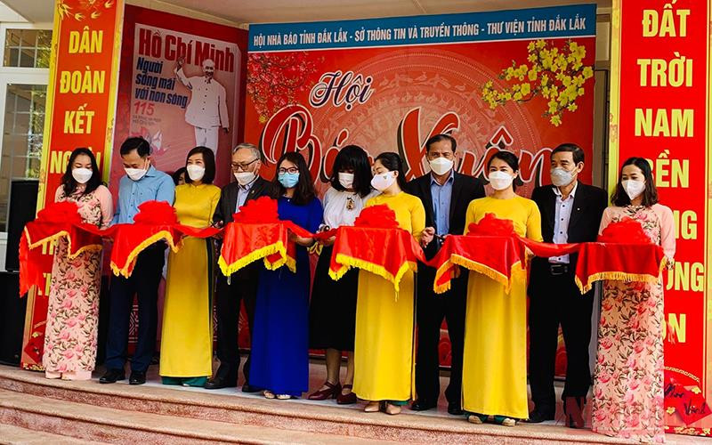 Lãnh đạo các đơn vị tổ chức Hội báo Xuân cắt băng khai mạc Hội báo Xuân Nhâm Dần tỉnh Đắk Lắk 2022.