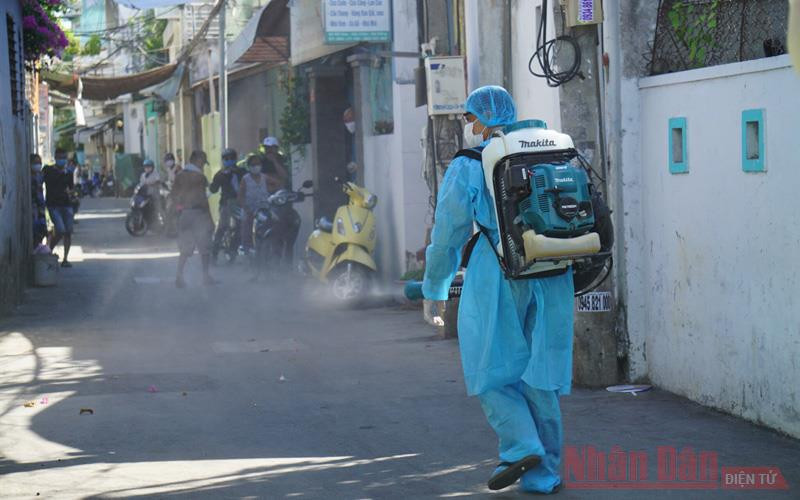 Phun khử trùng khu vực gia đình bệnh nhân N, sáng 26-7
