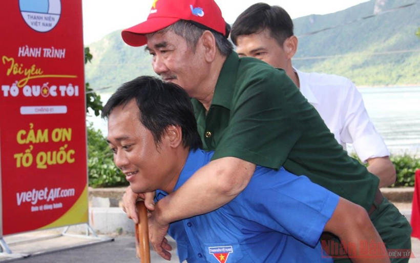 Đại biểu đoàn “Hành trình Tôi yêu Tổ quốc tôi” năm 2020 cõng các thương binh, cựu tù chính trị Côn Đảo đến dự chương trình.