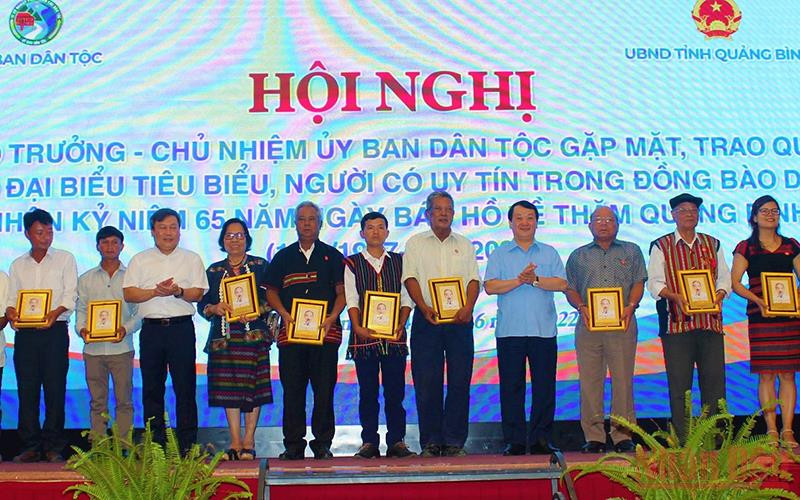 Bộ trưởng, Chủ nhiệm Ủy ban Dân tộc Hầu A Lềnh (thứ 4 từ phải sang) tặng ảnh chân dung Bác Hồ cho các cá nhân tiêu biểu.