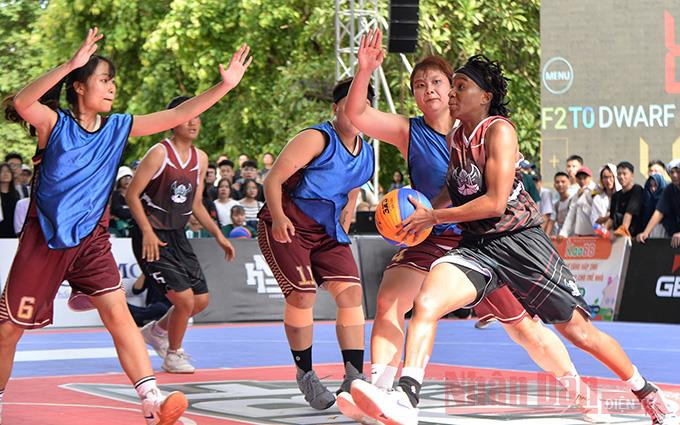 Các trận đấu giữa các đội nữ diễn ra không kém phần sôi nổi với nhiều tình huống tranh bóng quyết liệt giữa các vận động viên.