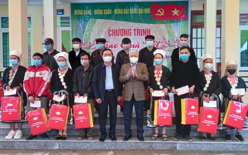 Đồng chí Đỗ Văn Chiến và lãnh đạo tỉnh Cao Bằng tặng quà nhân dân xã Đức Long, huyện Thạch An (Cao Bằng).