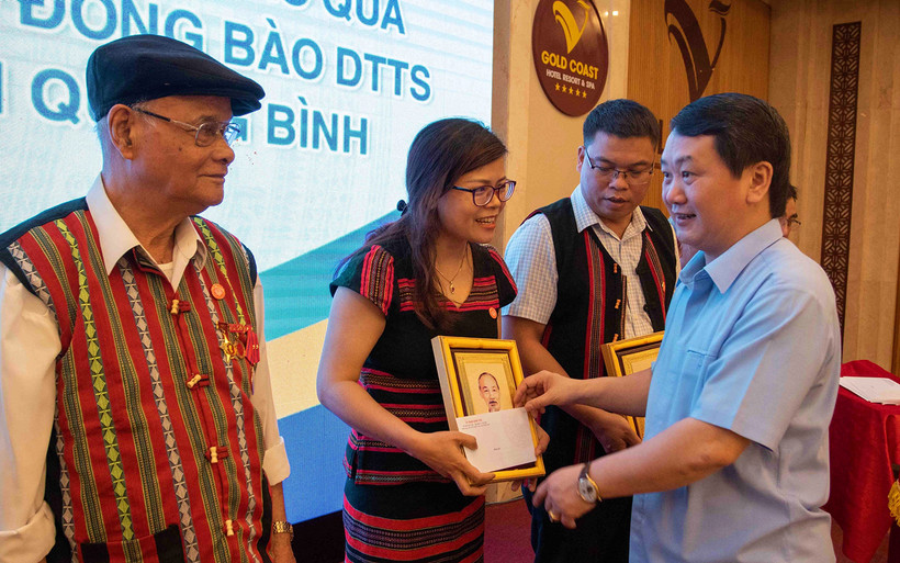 Bộ trưởng, Chủ nhiệm Ủy ban Dân tộc Hầu A Lềnh tặng ảnh chân dung Chủ tịch Hồ Chí Minh cho các cá nhân tiêu biểu.