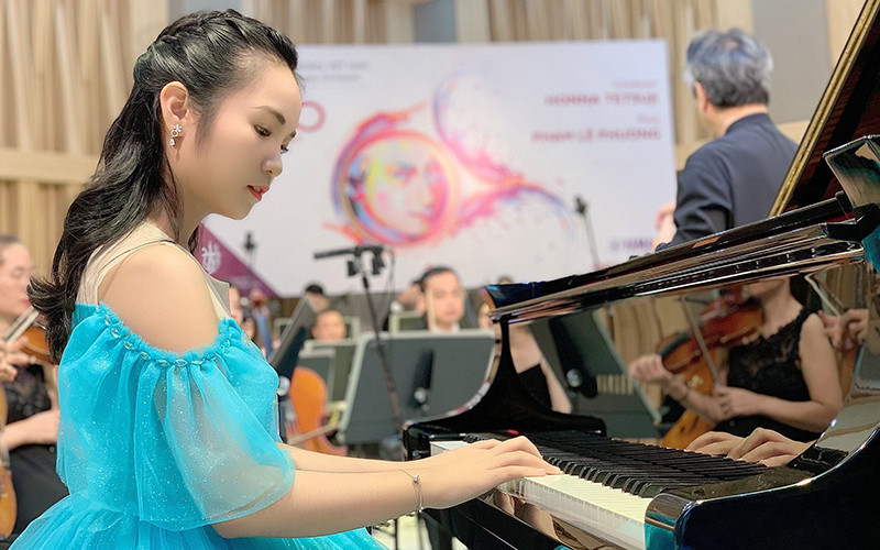 Phạm Lê Phương trong một chương trình nghệ thuật.
