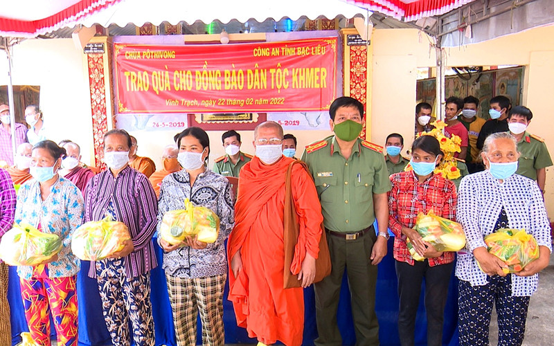 Lãnh đạo Công an tỉnh Bạc Liêu và Thượng tọa Phương Văn Thanh, Phó Trụ trì Chùa Cù Lao tặng quà cho bà con dân tộc Khmer trong tỉnh. 